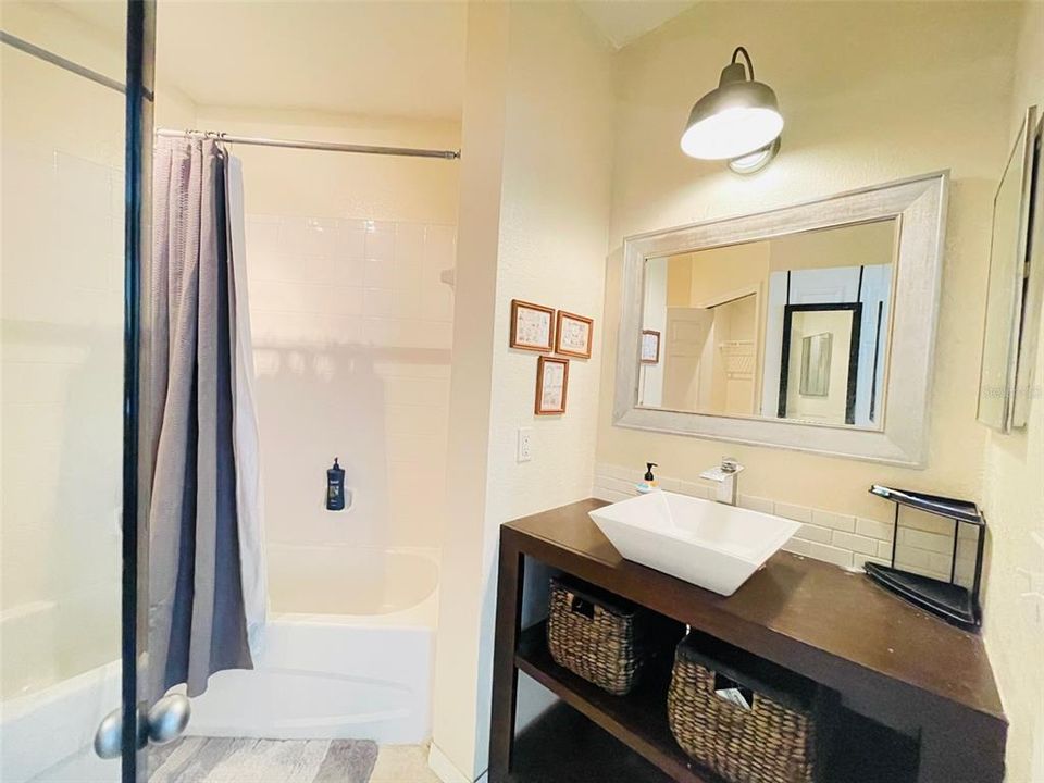 For Rent: $1,295 (1 beds, 1 baths, 716 Square Feet)