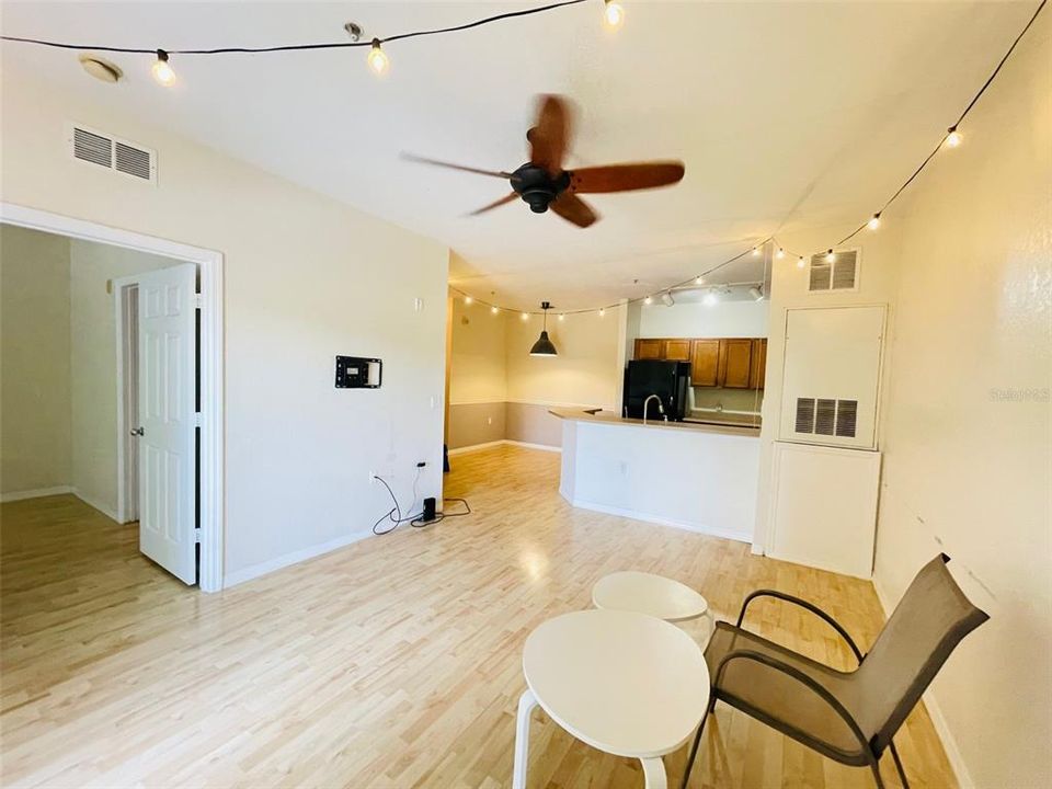 For Rent: $1,295 (1 beds, 1 baths, 716 Square Feet)