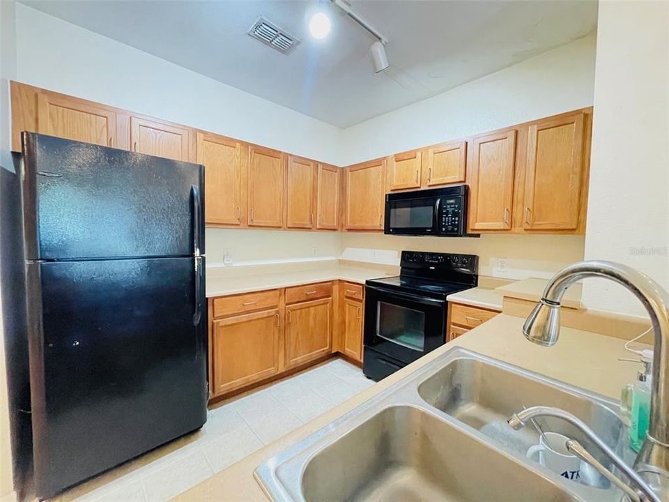 For Rent: $1,295 (1 beds, 1 baths, 716 Square Feet)