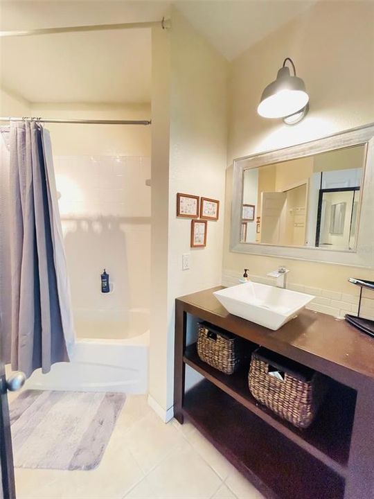 For Rent: $1,295 (1 beds, 1 baths, 716 Square Feet)