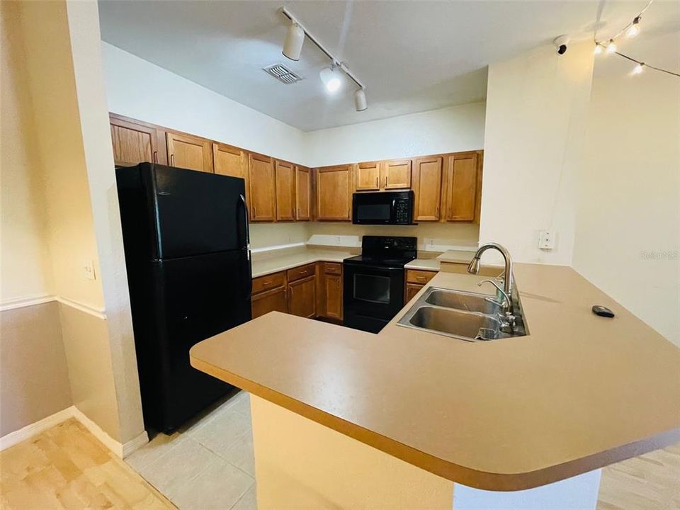 For Rent: $1,295 (1 beds, 1 baths, 716 Square Feet)