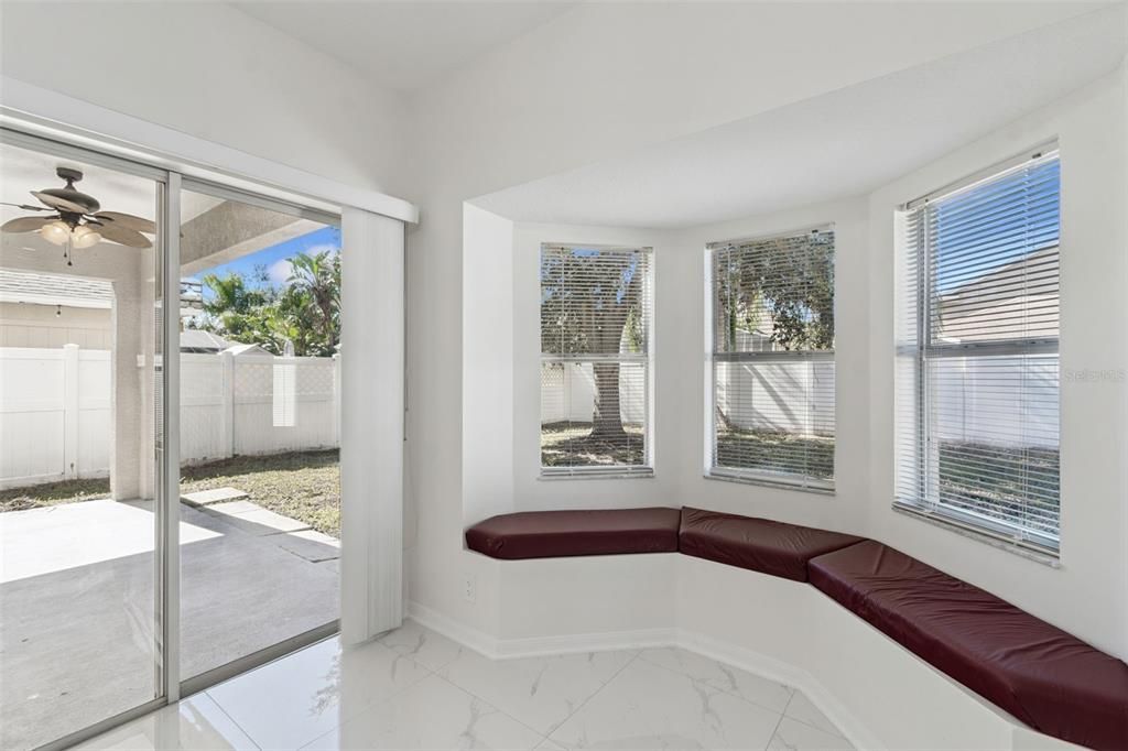 Activo con contrato: $460,000 (4 camas, 2 baños, 2138 Pies cuadrados)