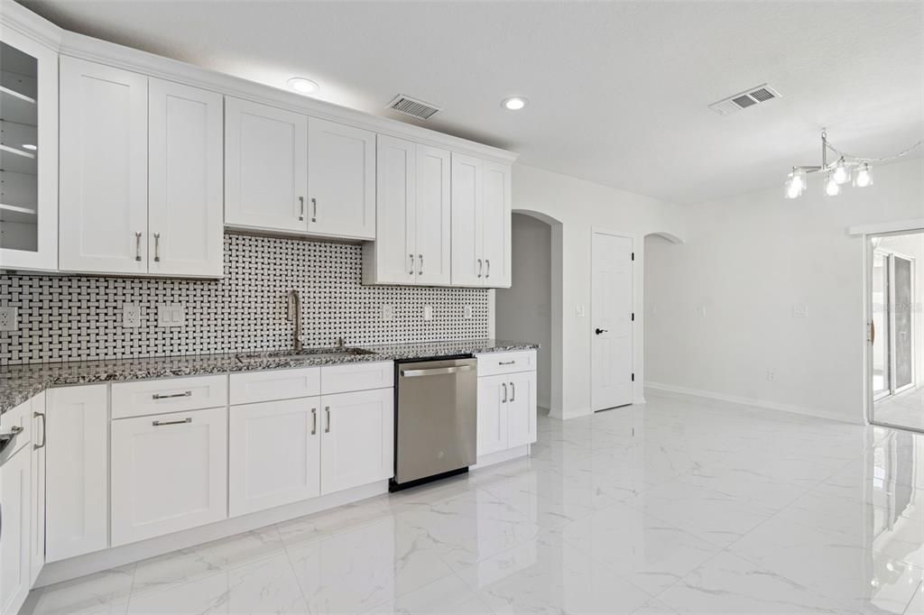 Activo con contrato: $460,000 (4 camas, 2 baños, 2138 Pies cuadrados)