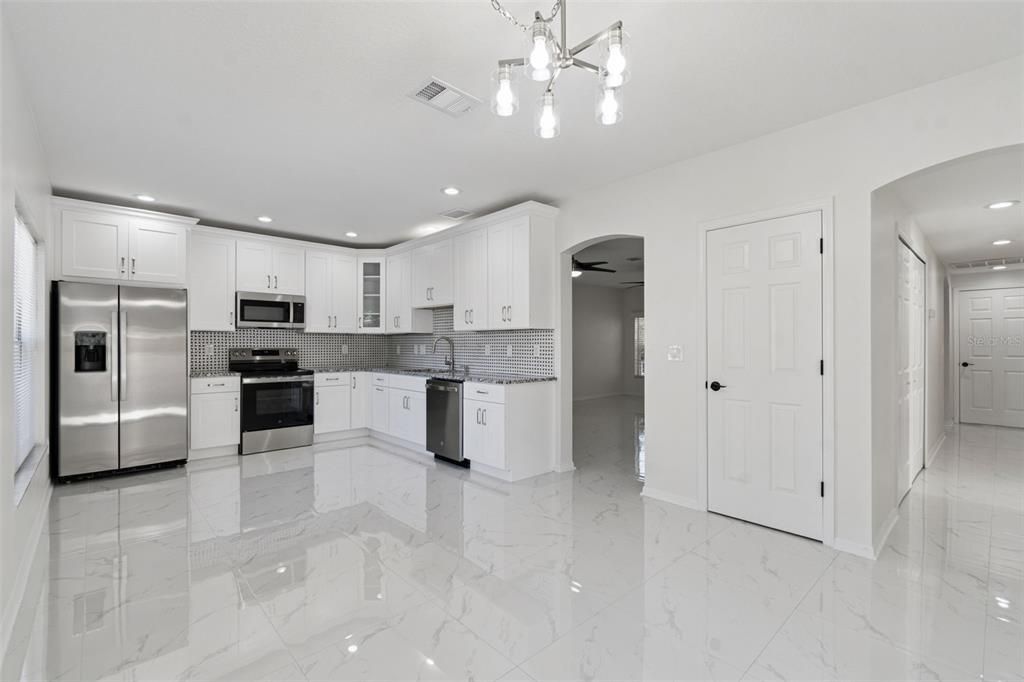 Activo con contrato: $460,000 (4 camas, 2 baños, 2138 Pies cuadrados)