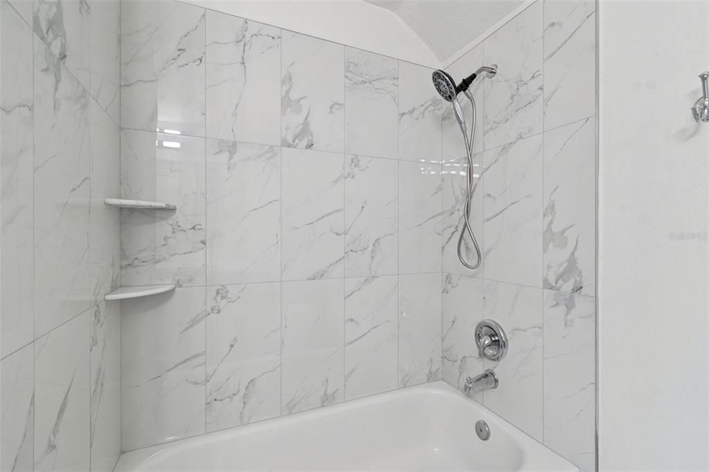 Activo con contrato: $460,000 (4 camas, 2 baños, 2138 Pies cuadrados)