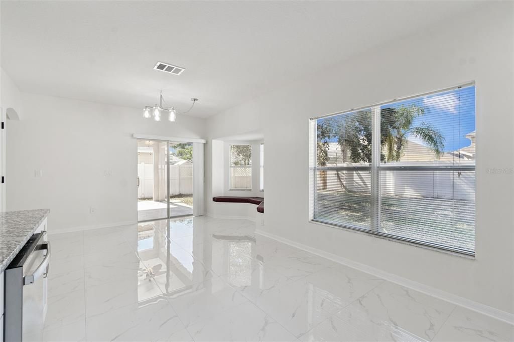 Activo con contrato: $460,000 (4 camas, 2 baños, 2138 Pies cuadrados)