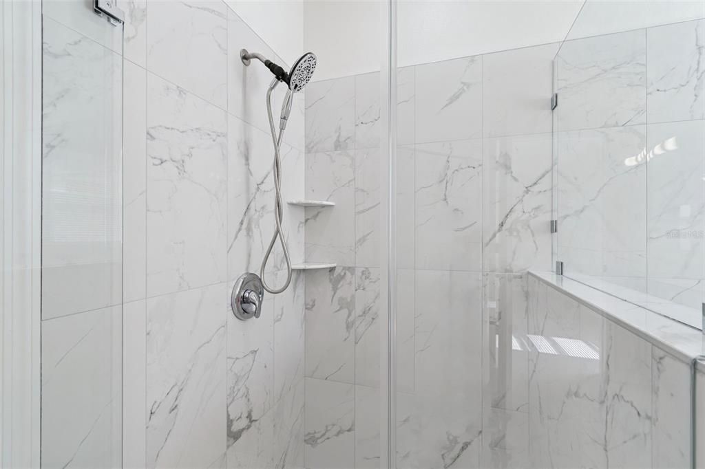 Activo con contrato: $460,000 (4 camas, 2 baños, 2138 Pies cuadrados)