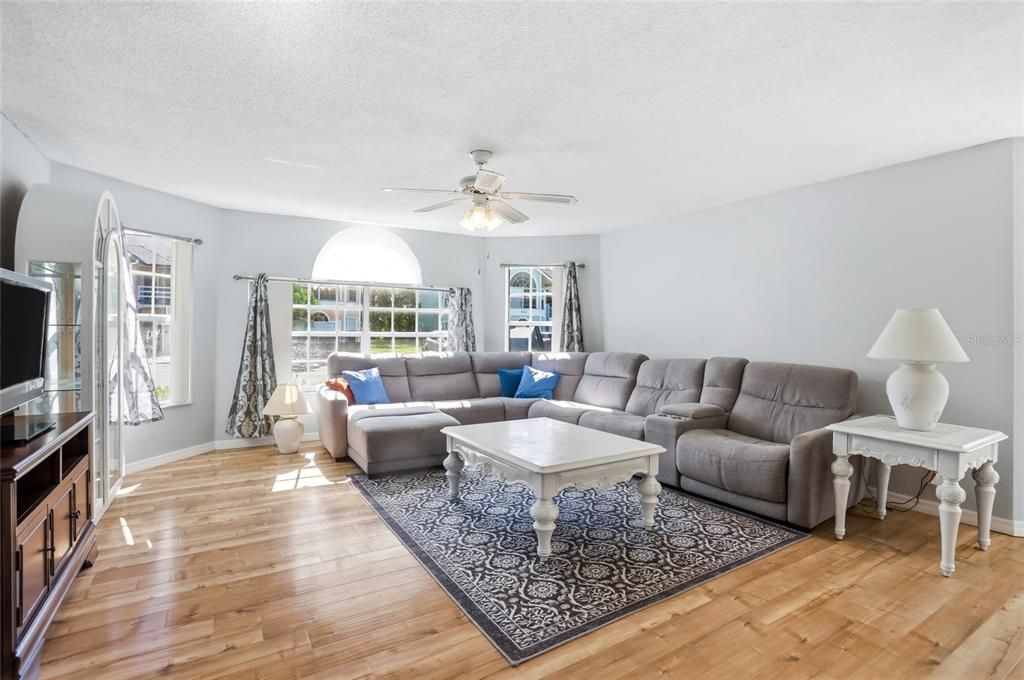 Active With Contract: $230,000 (3 beds, 2 baths, 1350 Square Feet)