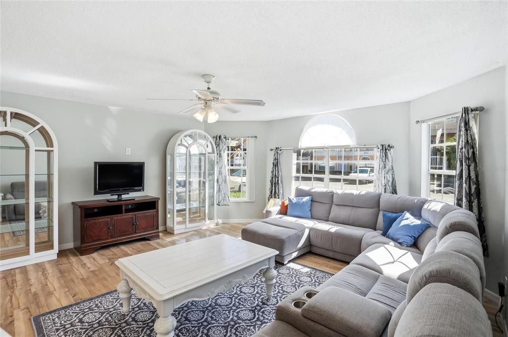 Active With Contract: $230,000 (3 beds, 2 baths, 1350 Square Feet)