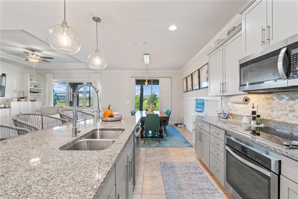 Activo con contrato: $499,000 (4 camas, 2 baños, 2894 Pies cuadrados)