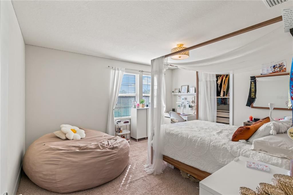 Activo con contrato: $499,000 (4 camas, 2 baños, 2894 Pies cuadrados)