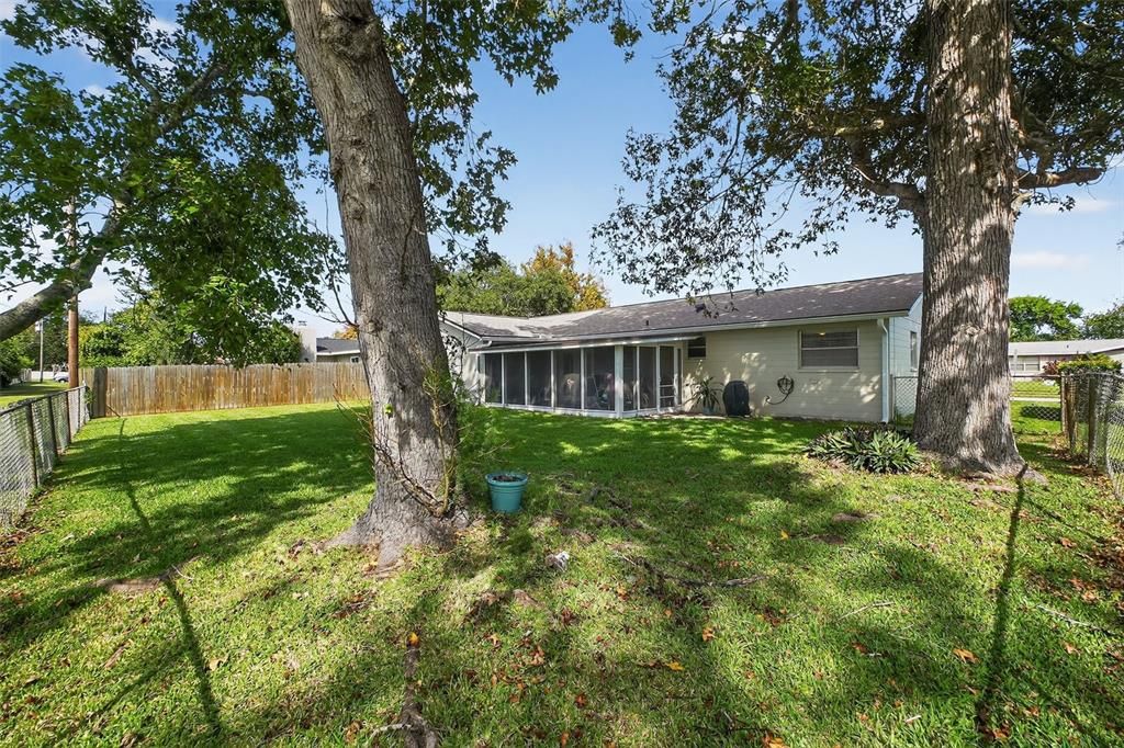 For Sale: $300,000 (3 beds, 2 baths, 1400 Square Feet)