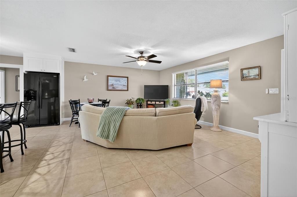 For Sale: $300,000 (3 beds, 2 baths, 1400 Square Feet)