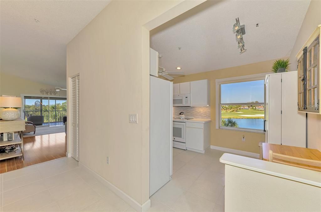 For Sale: $359,900 (2 beds, 2 baths, 1371 Square Feet)