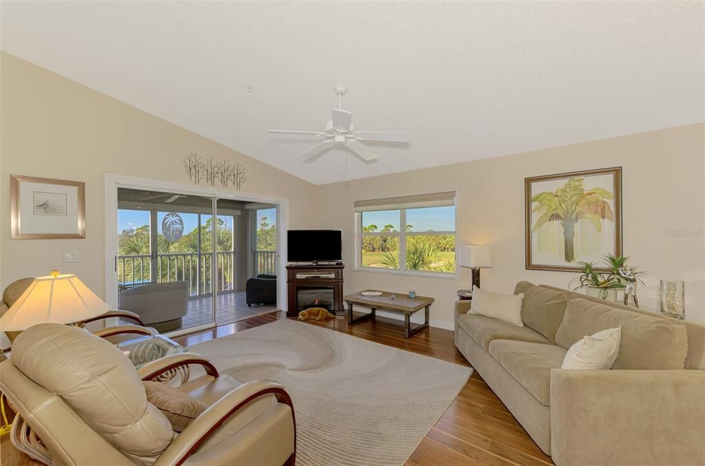 For Sale: $359,900 (2 beds, 2 baths, 1371 Square Feet)