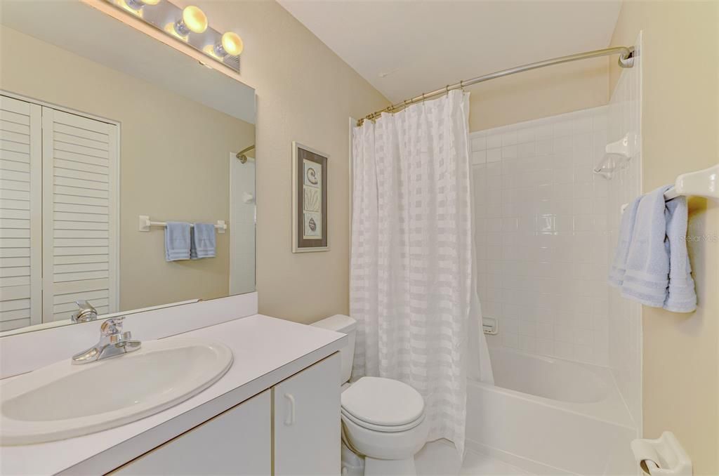 For Sale: $359,900 (2 beds, 2 baths, 1371 Square Feet)
