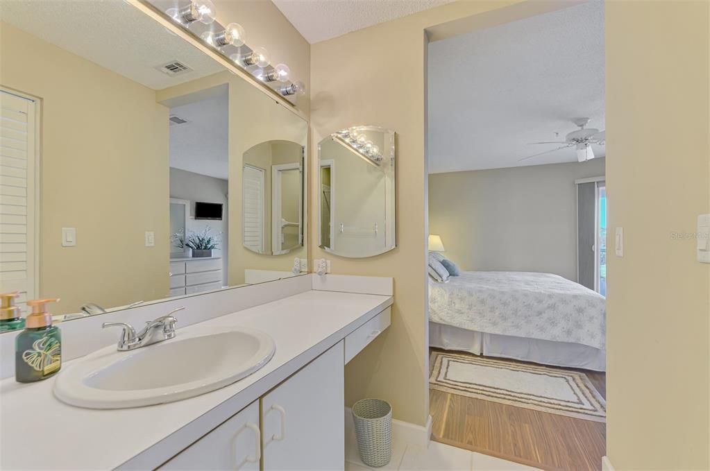 For Sale: $359,900 (2 beds, 2 baths, 1371 Square Feet)