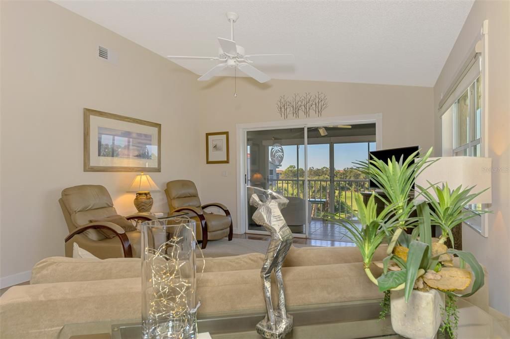 For Sale: $359,900 (2 beds, 2 baths, 1371 Square Feet)
