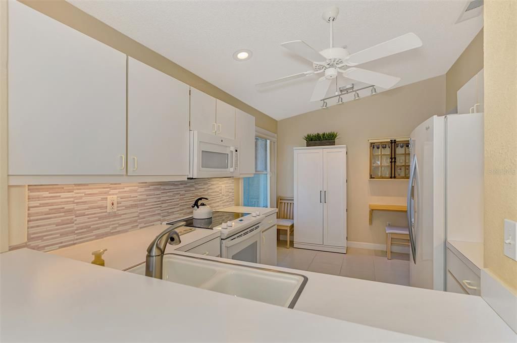 For Sale: $359,900 (2 beds, 2 baths, 1371 Square Feet)