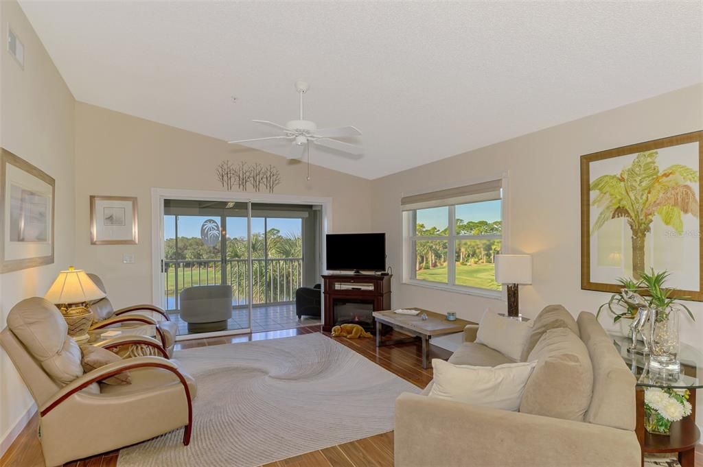 For Sale: $359,900 (2 beds, 2 baths, 1371 Square Feet)