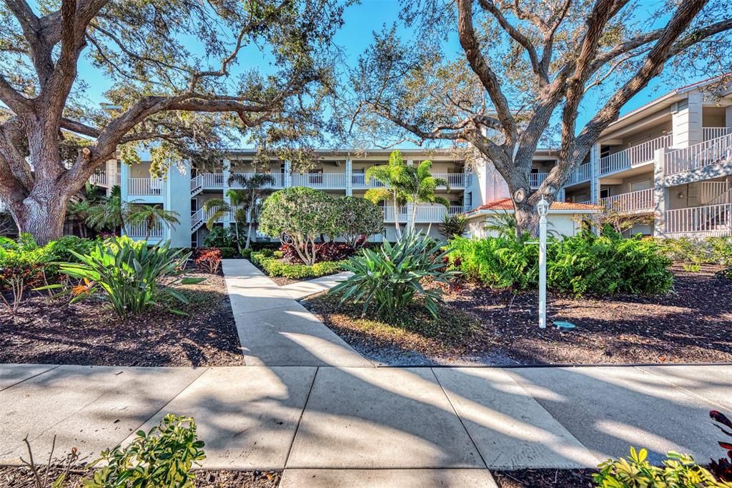 For Sale: $359,900 (2 beds, 2 baths, 1371 Square Feet)