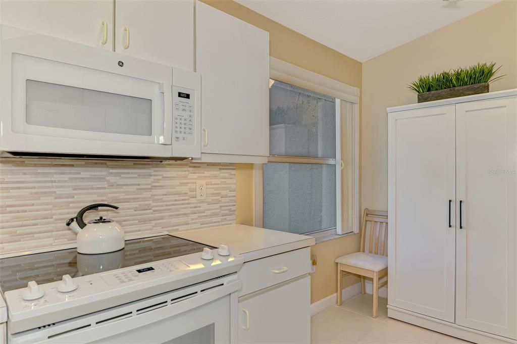 For Sale: $359,900 (2 beds, 2 baths, 1371 Square Feet)