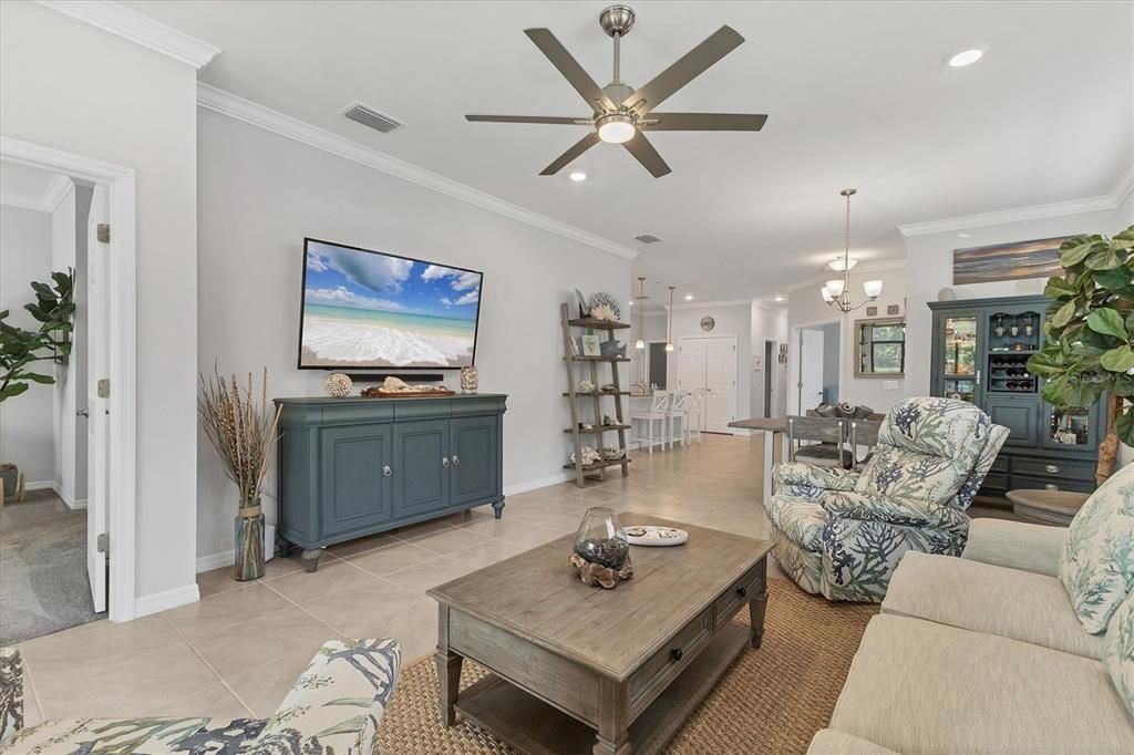 合同活跃: $337,000 (2 贝兹, 2 浴室, 1515 平方英尺)