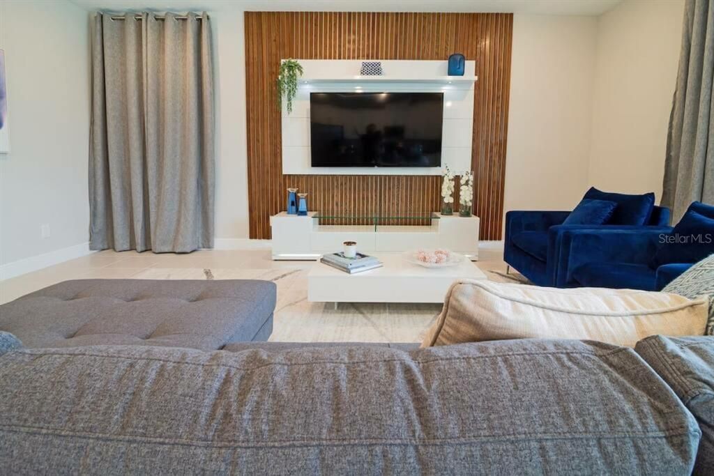 For Sale: $600,000 (6 beds, 6 baths, 2831 Square Feet)