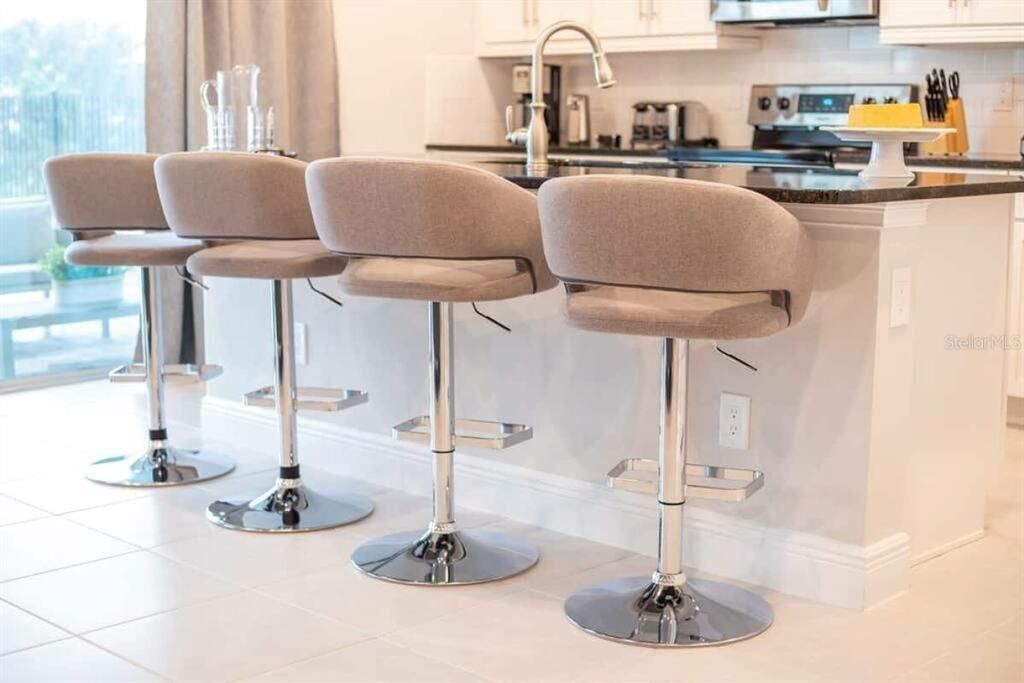 For Sale: $600,000 (6 beds, 6 baths, 2831 Square Feet)