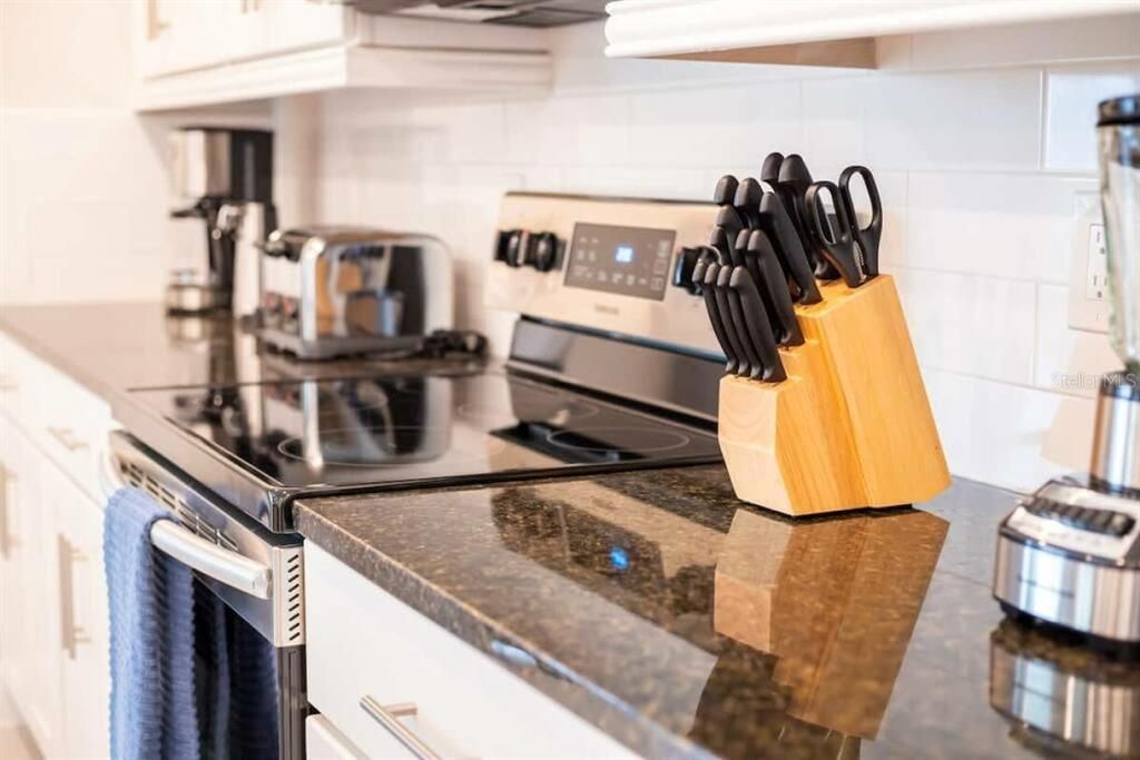 For Sale: $600,000 (6 beds, 6 baths, 2831 Square Feet)