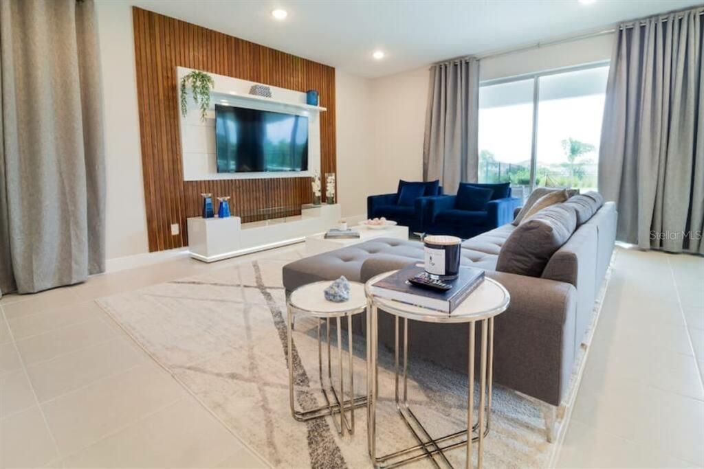 For Sale: $600,000 (6 beds, 6 baths, 2831 Square Feet)