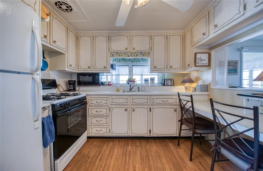 На продажу: $129,900 (2 спален, 1 ванн, 792 Квадратных фут)