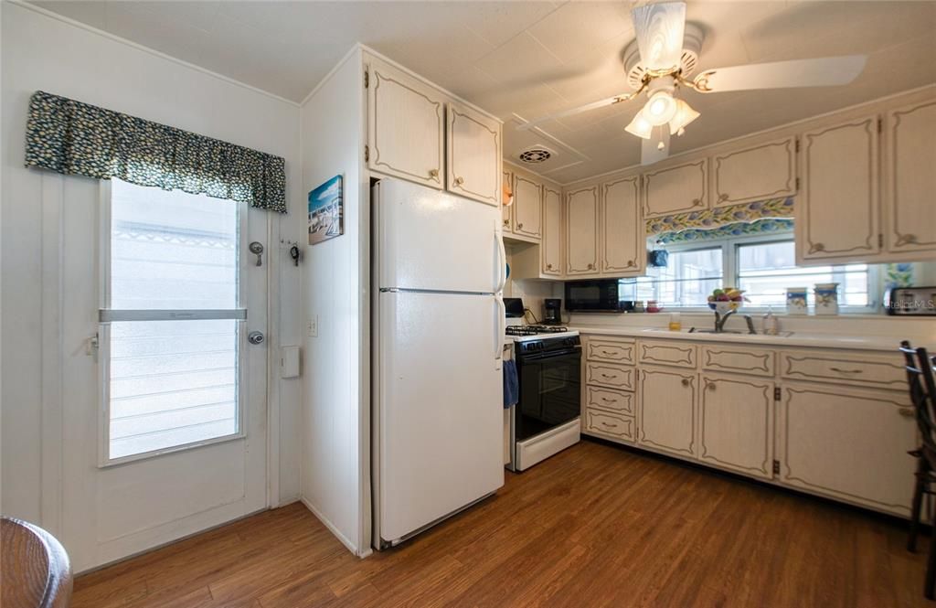 На продажу: $129,900 (2 спален, 1 ванн, 792 Квадратных фут)