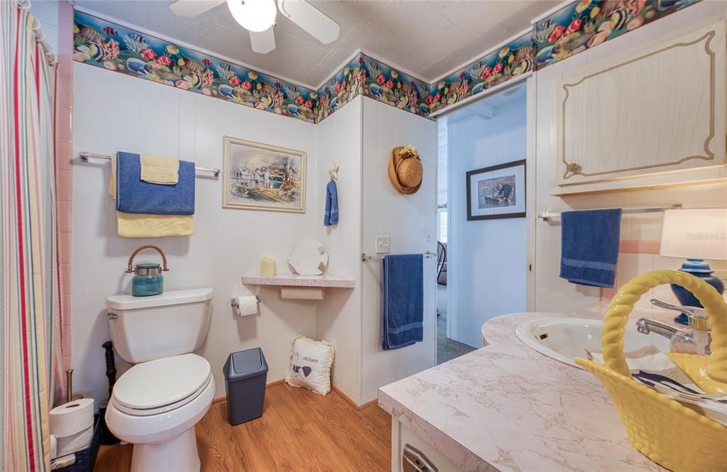 На продажу: $129,900 (2 спален, 1 ванн, 792 Квадратных фут)