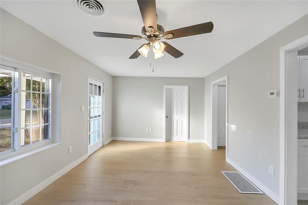 合同活跃: $235,000 (2 贝兹, 2 浴室, 1068 平方英尺)