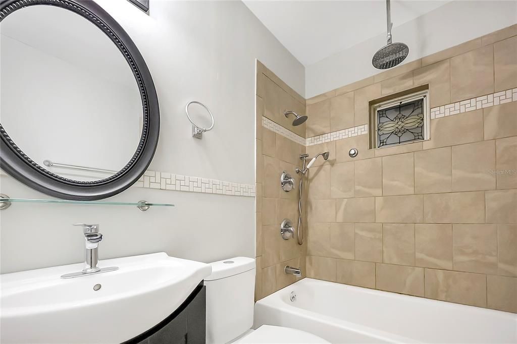 合同活跃: $235,000 (2 贝兹, 2 浴室, 1068 平方英尺)