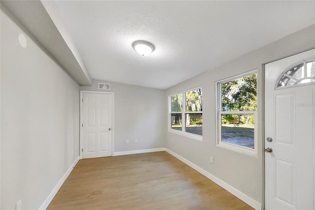 合同活跃: $235,000 (2 贝兹, 2 浴室, 1068 平方英尺)