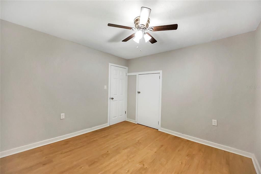 合同活跃: $235,000 (2 贝兹, 2 浴室, 1068 平方英尺)