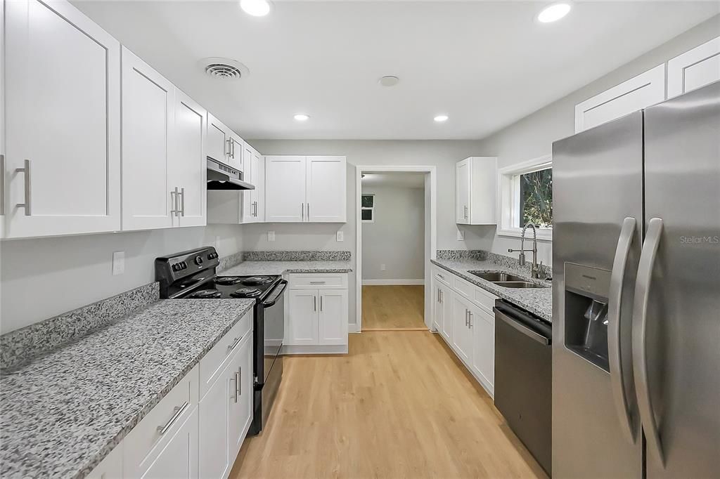 合同活跃: $235,000 (2 贝兹, 2 浴室, 1068 平方英尺)