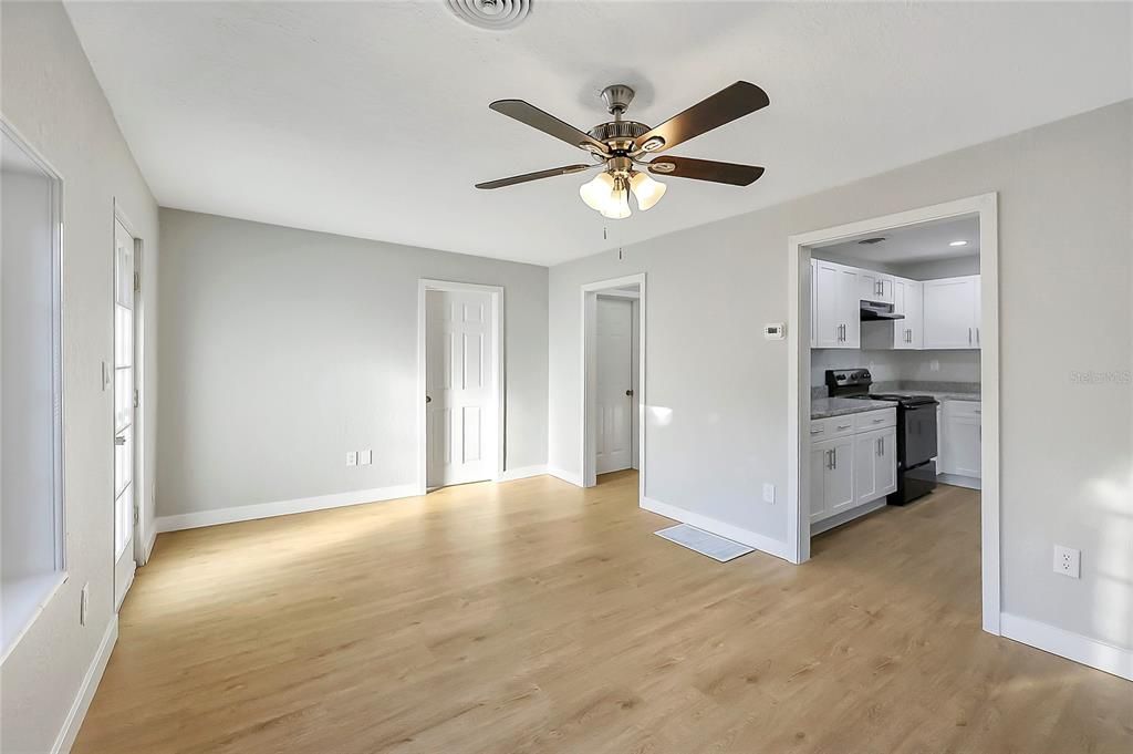 合同活跃: $235,000 (2 贝兹, 2 浴室, 1068 平方英尺)