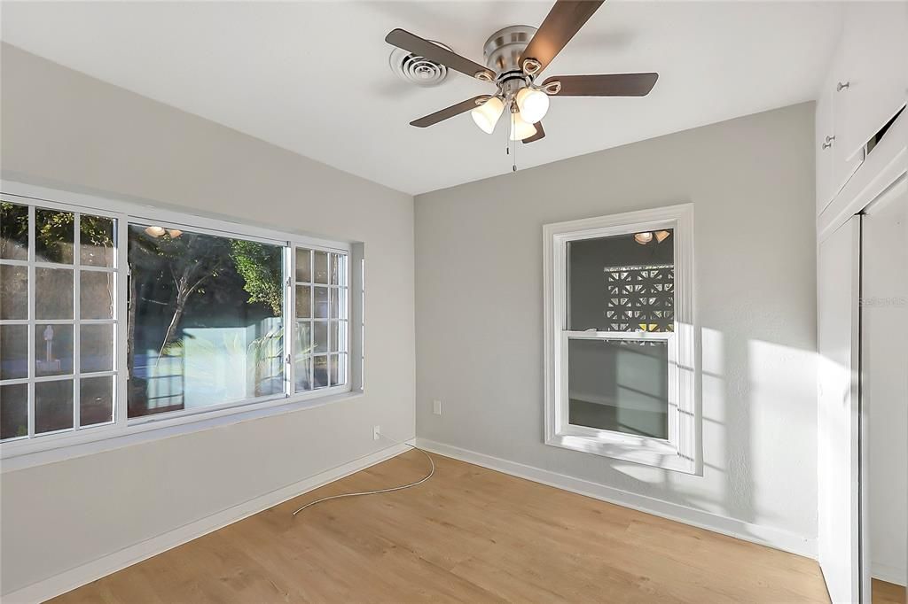 合同活跃: $235,000 (2 贝兹, 2 浴室, 1068 平方英尺)