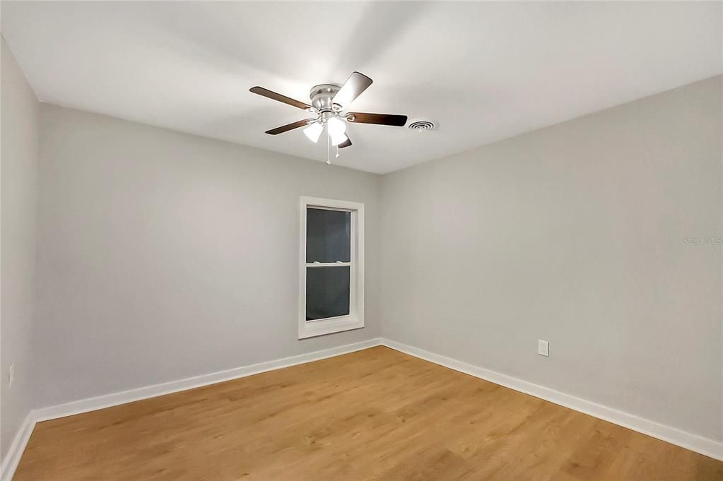 合同活跃: $235,000 (2 贝兹, 2 浴室, 1068 平方英尺)