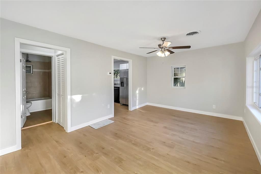 合同活跃: $235,000 (2 贝兹, 2 浴室, 1068 平方英尺)