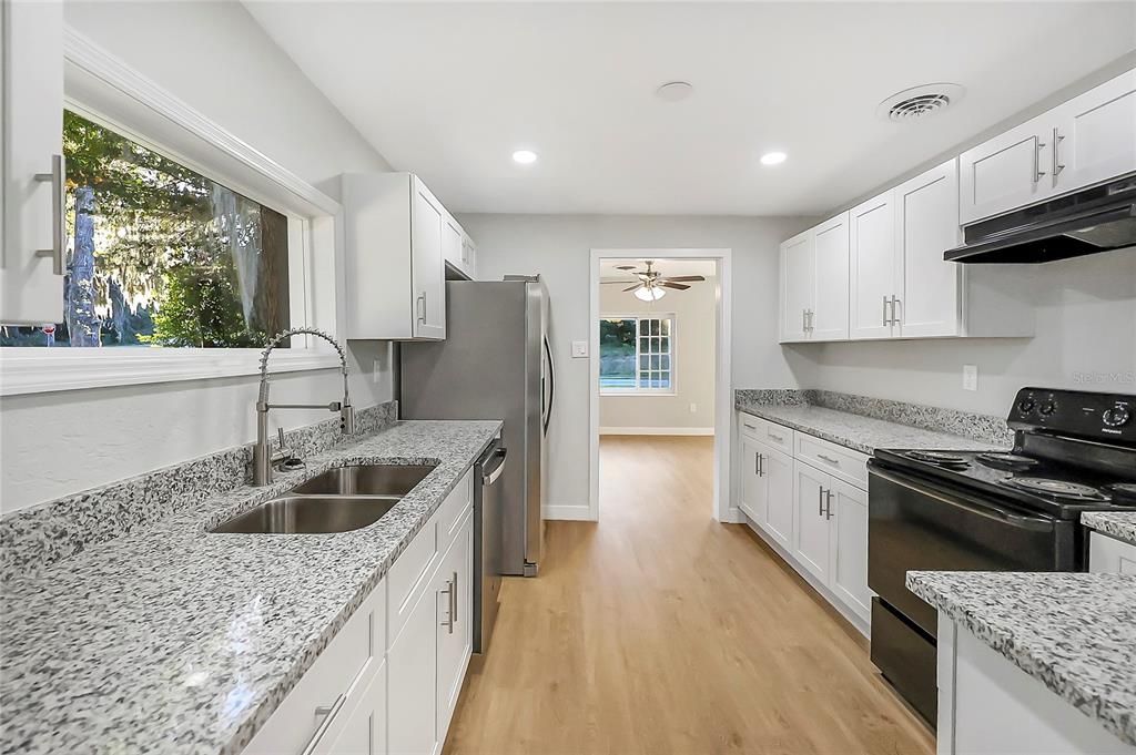 合同活跃: $235,000 (2 贝兹, 2 浴室, 1068 平方英尺)