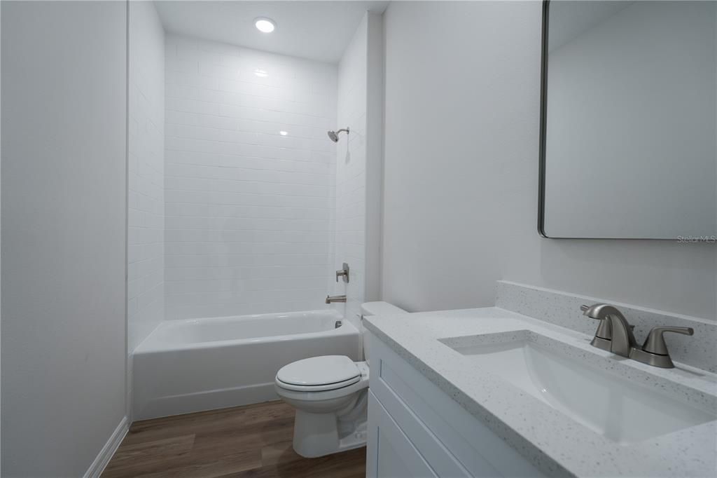 Activo con contrato: $299,000 (3 camas, 2 baños, 1543 Pies cuadrados)