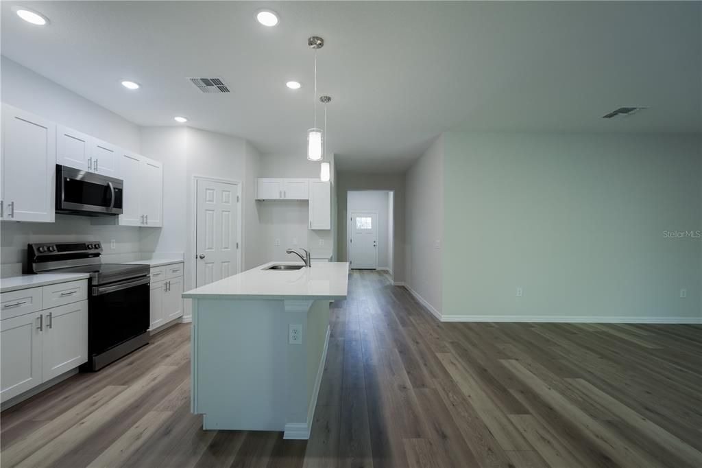 Activo con contrato: $299,000 (3 camas, 2 baños, 1543 Pies cuadrados)