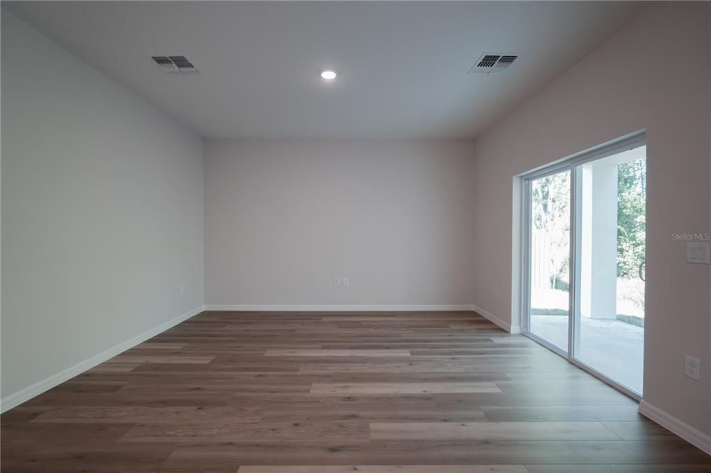 Activo con contrato: $299,000 (3 camas, 2 baños, 1543 Pies cuadrados)