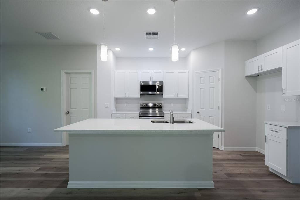 Activo con contrato: $299,000 (3 camas, 2 baños, 1543 Pies cuadrados)