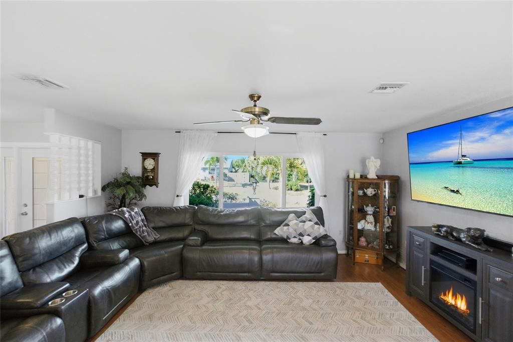 Active With Contract: $425,000 (3 beds, 2 baths, 1528 Square Feet)