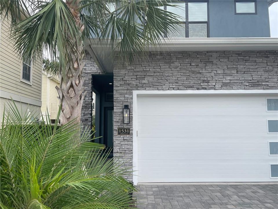 For Sale: $1,299,000 (6 beds, 6 baths, 3620 Square Feet)